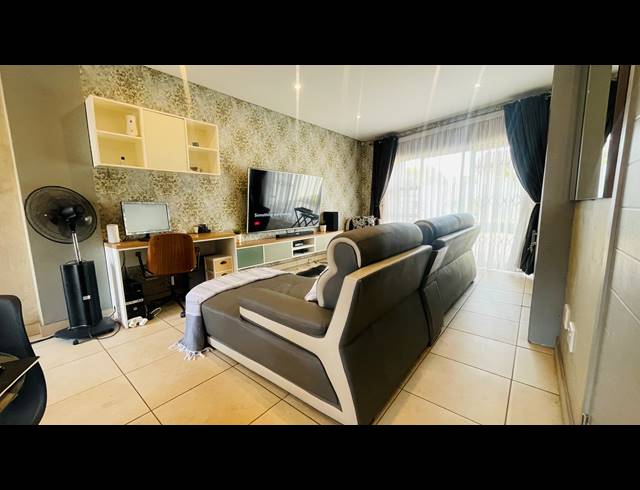 2 BEDROOM TOWNHOUSE FOR SALE IN HATFIELD